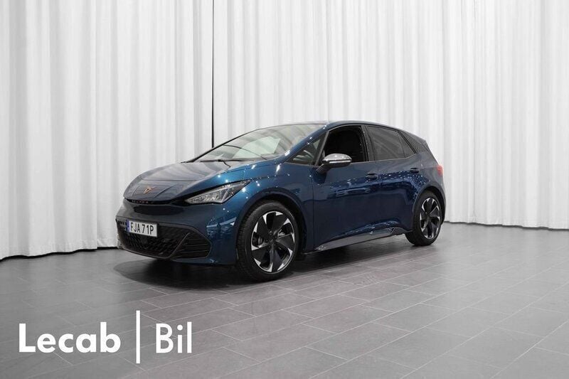 Mörkblå (aurora blue metallic) Begagnad 2025 Cupra Born e-Boost Halvkombi | 399 500 kr (Dyr) - Bild 1/4