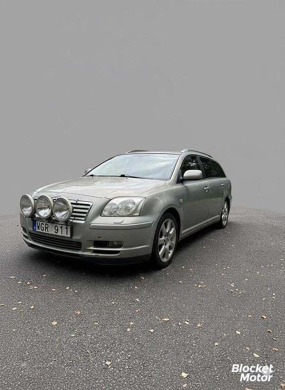 Grön Begagnad 2004 Toyota Avensis Kombi | 8 500 kr (Superpris) - Bild 1/3