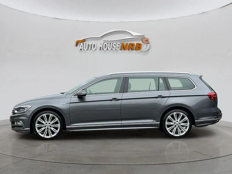 Mörkgrå (grå) Begagnad 2017 VW Passat R-line Kombi | 139 500 kr (Marknadspris) - Bild 1/4
