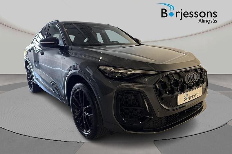 Grå Ny 2025 Audi Q5 Sportback S-Line SUV | 864 400 kr - Bild 1/4