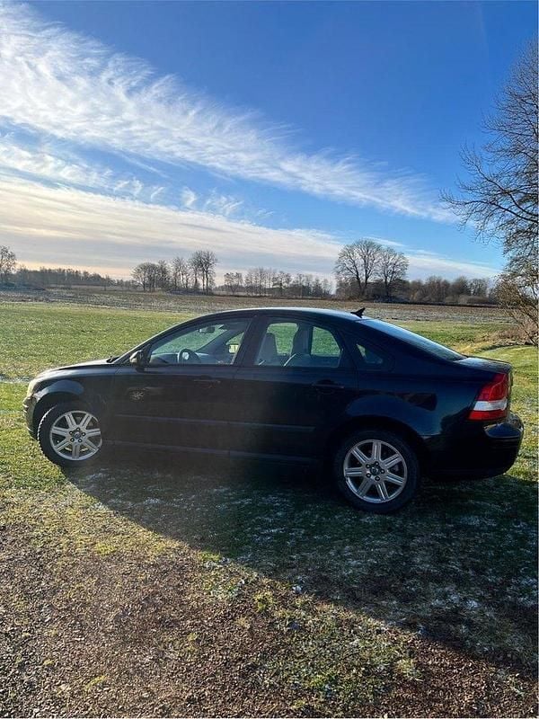 Svart Begagnad 2005 Volvo S40 Kinetic Sedan | 20 000 kr (Marknadspris) - Bild 1/4
