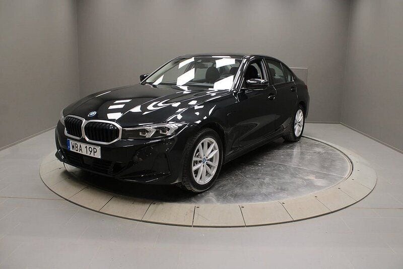 Svart Begagnad 2023 BMW 330e Sedan | 455 000 kr (Lite dyr) - Bild 1/4