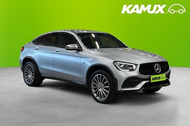 Silver (grå) Begagnad 2021 Mercedes GLC300e AMG Sportkupé | 464 900 kr (Superpris) - Bild 1/3