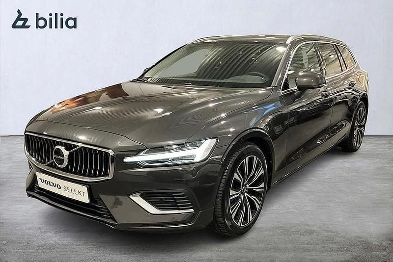 Grå Begagnad 2022 Volvo V60 Core Kombi | 394 900 kr (Marknadspris) - Bild 1/3