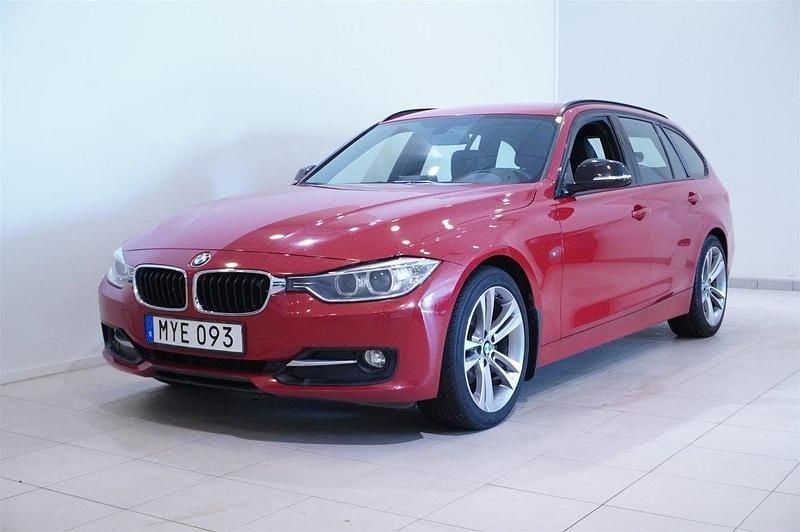 Röd Begagnad 2012 BMW 320 Sport Line Kombi | 159 900 kr (Lite dyr) - Bild 1/4