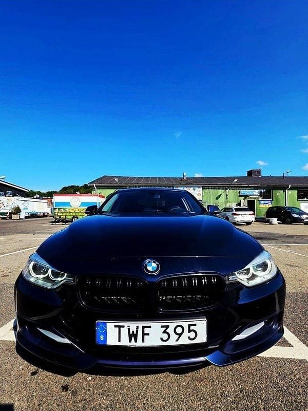 Begagnad 2015 BMW 318 Sport Line Sedan | 149 000 kr - Bild 1/4