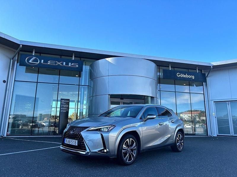 Ljusgrå Begagnad 2021 Lexus UX 250h E-FOUR Luxury Line SUV | 385 000 kr - Bild 1/4