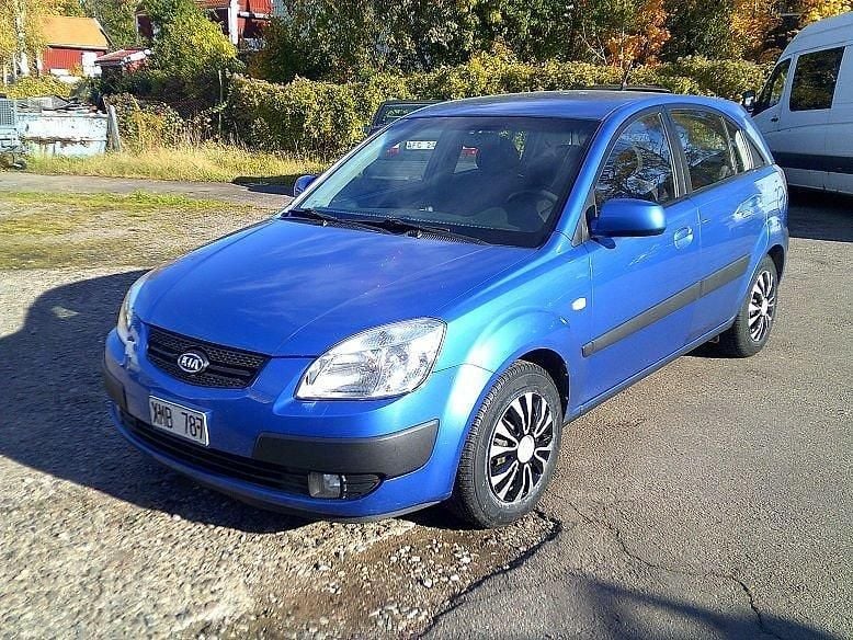 Mörkblå (blå) Begagnad 2006 Kia Rio Halvkombi | 24 500 kr (Lite dyr) - Bild 1/3