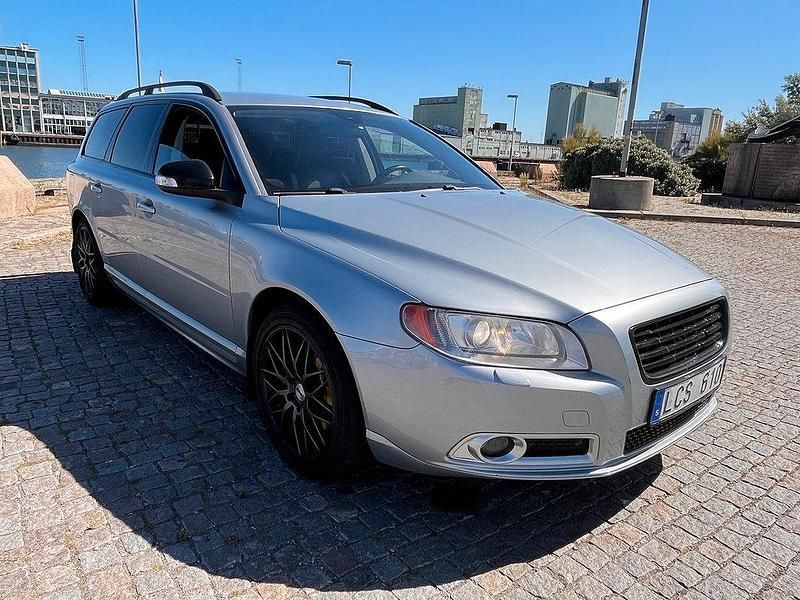 Begagnad Volvo V70 R-Design 231 HK (169 kW) 2010 Silver Kombi