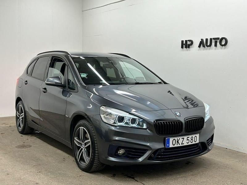 Grå Begagnad 2016 BMW 220 Sport Line Minibuss | 179 900 kr (Marknadspris) - Bild 1/4