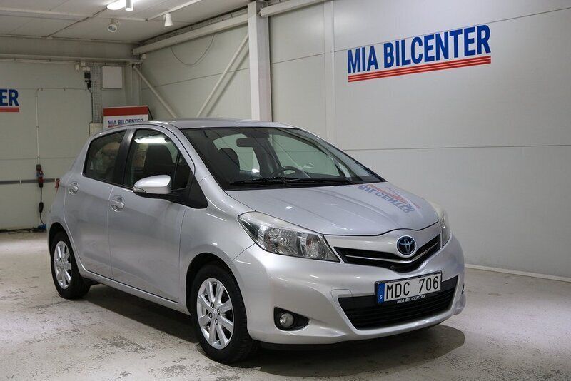 Silver Begagnad 2011 Toyota Yaris Halvkombi | 79 900 kr (Dyr) - Bild 1/3