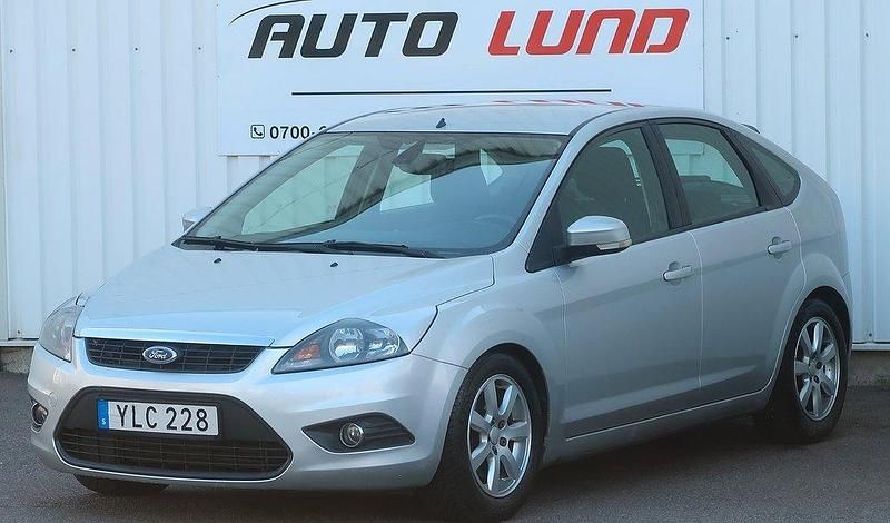 Grå (gråmetallic) Begagnad 2008 Ford Focus Halvkombi | 29 900 kr - Bild 1/4