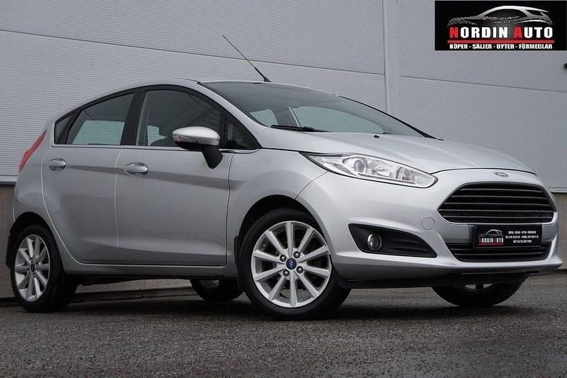 Grå Begagnad 2015 Ford Fiesta Titanium Halvkombi | 64 900 kr (Marknadspris) - Bild 1/4