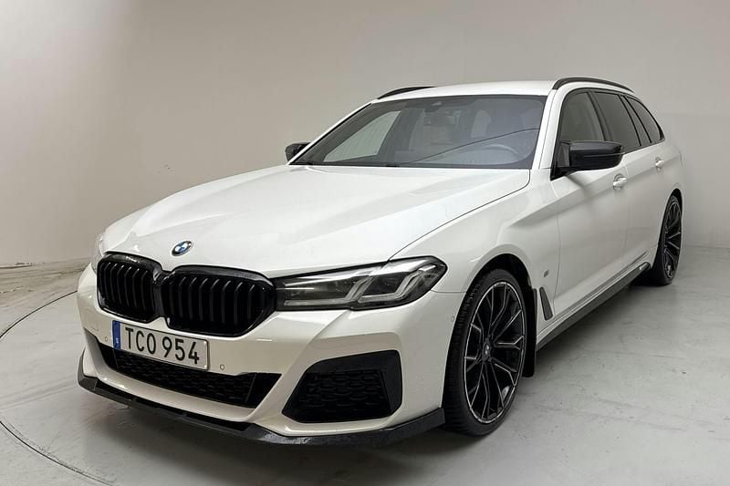Vit Begagnad 2022 BMW 520 Shadowline Kombi | 320 000 kr (Marknadspris) - Bild 1/4