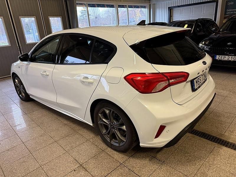 Begagnad Ford Focus ST-Line 125 HK (91 kW) 2021 Vit Halvkombi