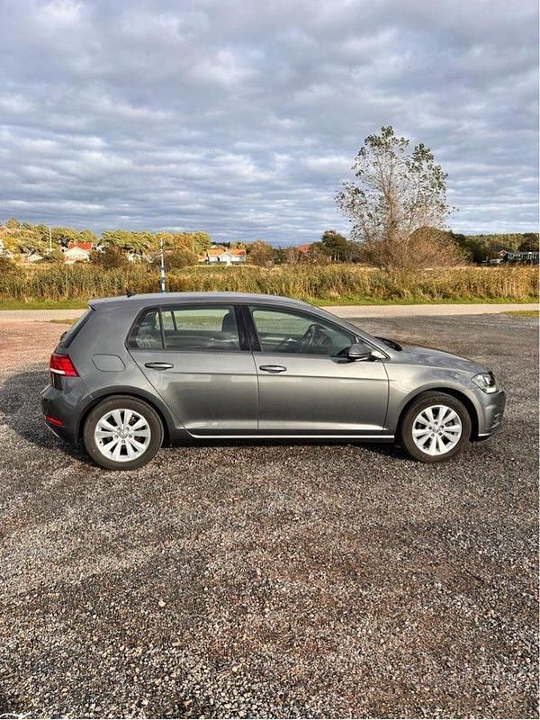 Grå Begagnad 2018 VW Golf VII Halvkombi | 141 000 kr (Marknadspris) - Bild 1/4