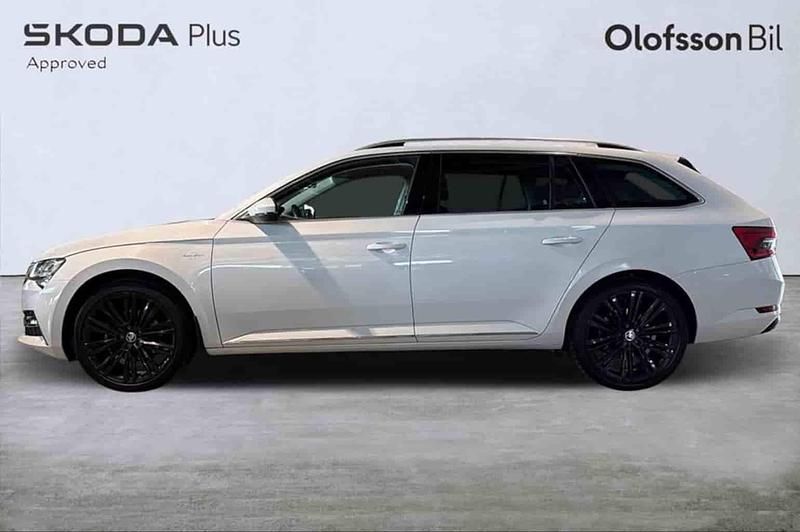 Vit Begagnad 2023 Skoda Superb Kombi | 419 000 kr - Bild 1/1