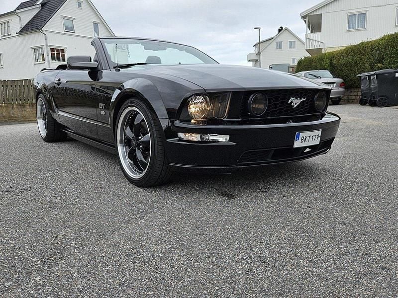 Svart Begagnad 2007 Ford Mustang GT Convertible Cab | 239 000 kr (Marknadspris) - Bild 1/4