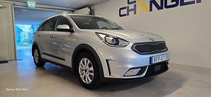 Grå Begagnad 2017 Kia Niro Advance SUV | 179 900 kr (Marknadspris) - Bild 1/4