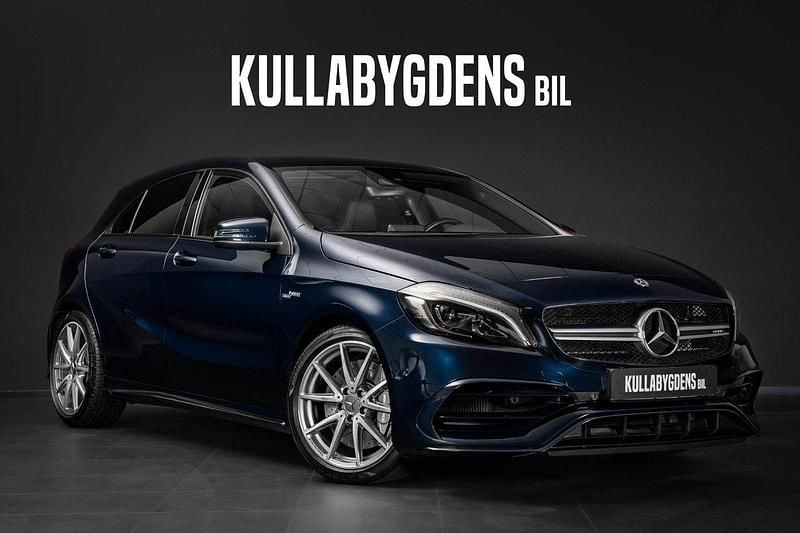 Mörkblå Begagnad 2017 Mercedes A45 AMG AMG Halvkombi | 319 000 kr (Marknadspris) - Bild 1/4