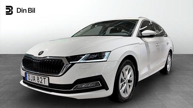 Vit Begagnad 2024 Skoda Octavia Style Kombi | 349 900 kr (Marknadspris) - Bild 1/4