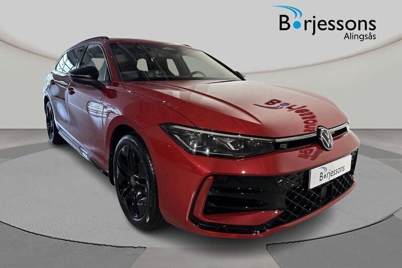 Röd Ny 2025 VW Passat R-line Kombi | 599 900 kr (Dyr) - Bild 1/4