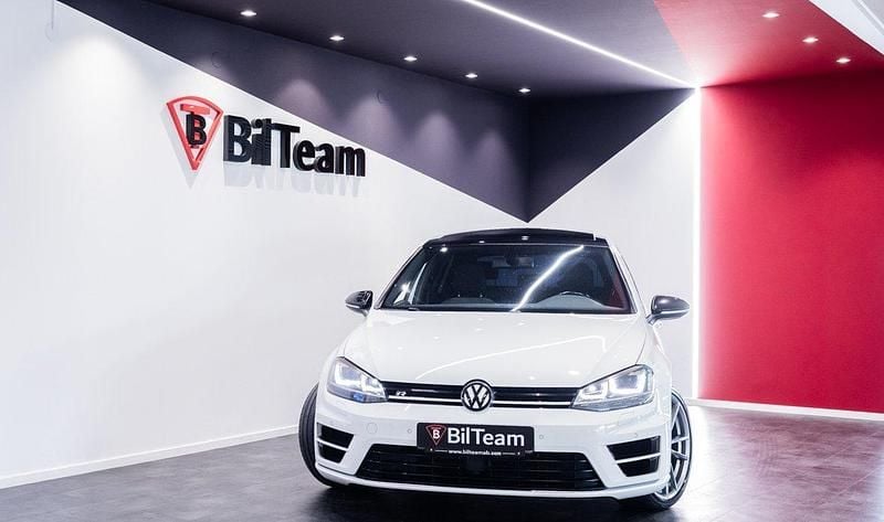 Vit Begagnad 2015 VW Golf VII R Halvkombi | 279 900 kr (Dyr) - Bild 1/4