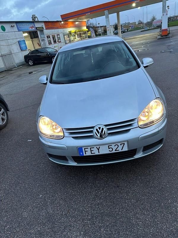 Silver Begagnad 2007 VW Golf V Halvkombi | 41 500 kr (Marknadspris) - Bild 1/4