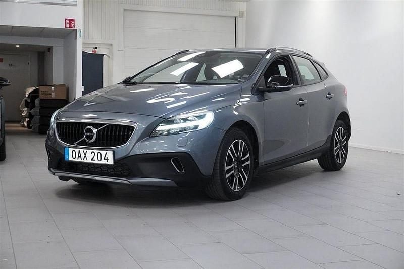 Grå Begagnad 2018 Volvo V40 CC Momentum Kombi | 184 900 kr (Marknadspris) - Bild 1/4