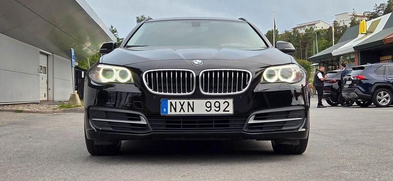 Svart Begagnad 2014 BMW 520 Comfort Edition Kombi | 108 900 kr (Lite dyr) - Bild 1/4