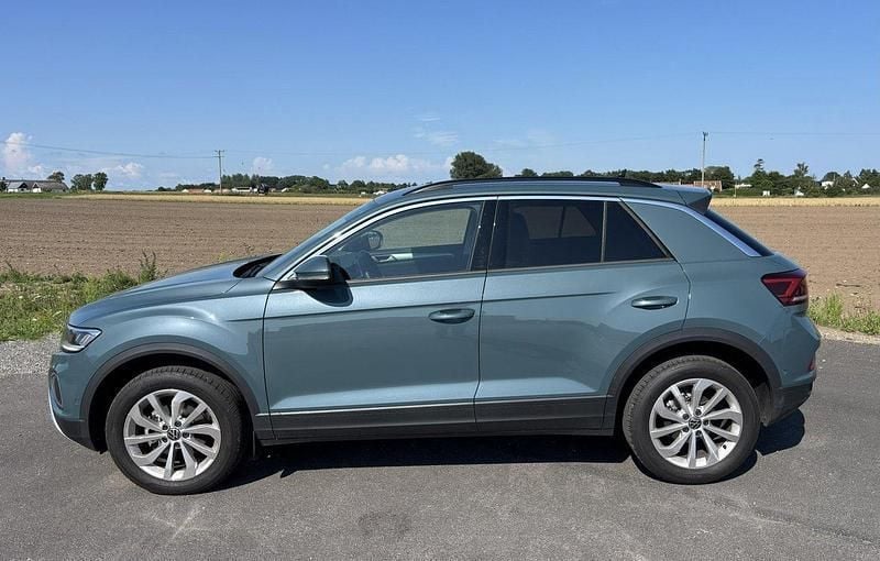 Grå Begagnad 2024 VW T-Roc SUV | 299 000 kr (Marknadspris) - Bild 1/4