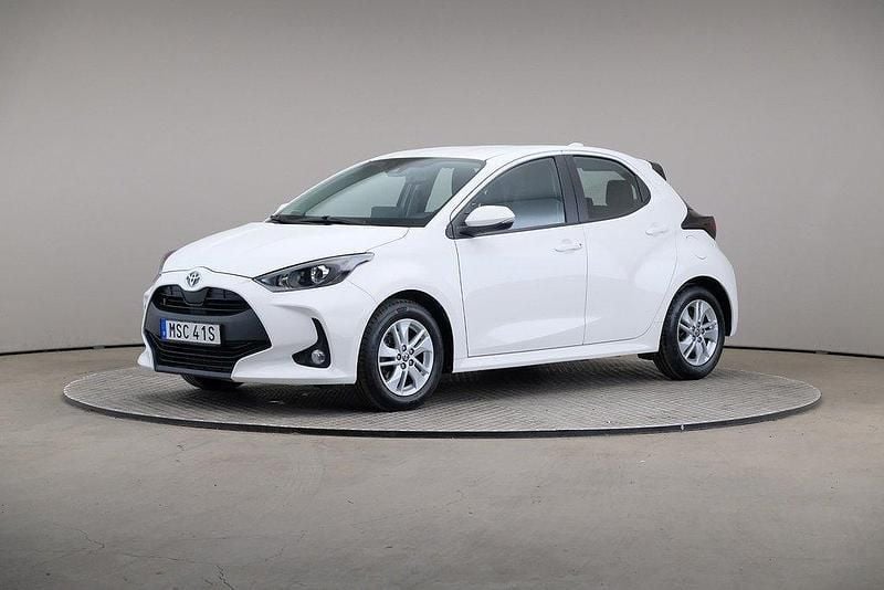 Vit Begagnad 2022 Toyota Yaris Hybrid Active Halvkombi | 199 000 kr (Bra pris) - Bild 1/4