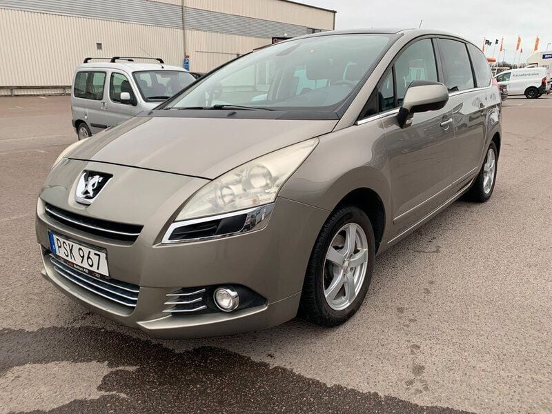 Ljusgrå Begagnad 2010 Peugeot 5008 Minibuss | 39 000 kr (Bra pris) - Bild 1/4