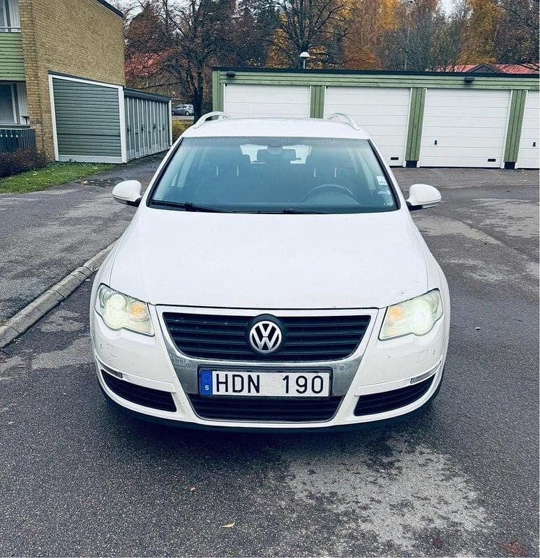 Vit Begagnad 2008 VW Passat Sportline Kombi | 19 000 kr (Superpris) - Bild 1/4