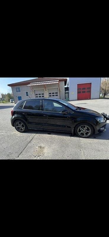 Svart Begagnad 2011 VW Polo Halvkombi | 25 000 kr (Marknadspris) - Bild 1/4