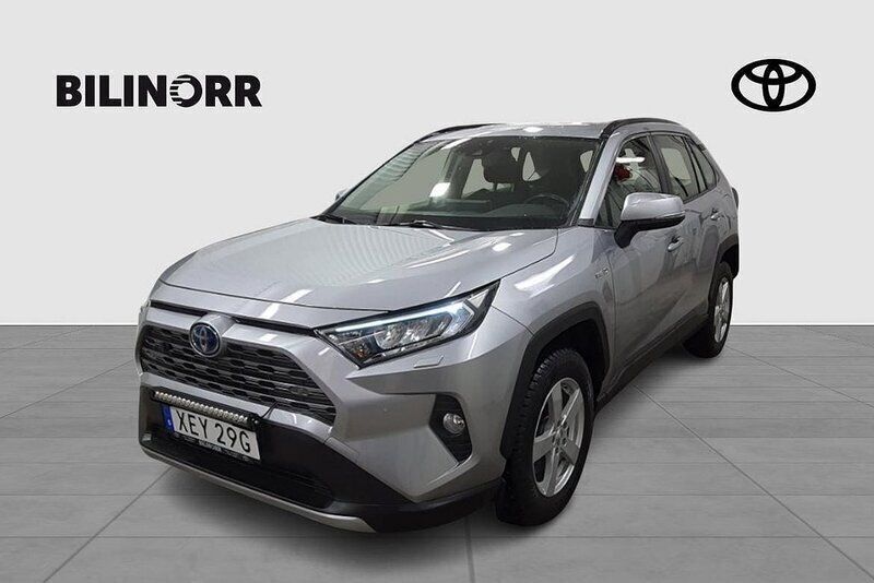 Silver Begagnad 2020 Toyota RAV4 Hybrid Active SUV | 279 900 kr (Marknadspris) - Bild 1/3