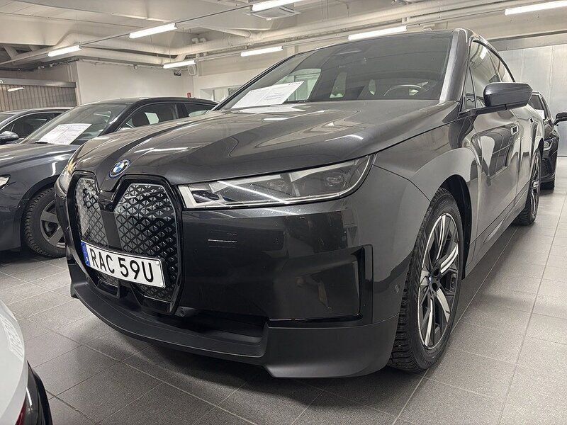 Grå Begagnad 2022 BMW iX SUV | 538 800 kr (Marknadspris) - Bild 1/4