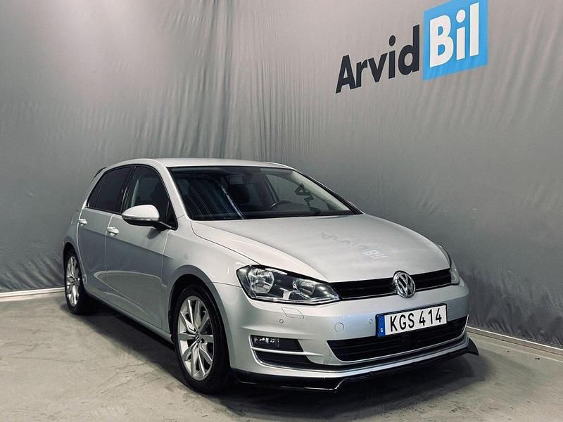 Silver Begagnad 2014 VW Golf VII Highline Halvkombi | 134 700 kr (Marknadspris) - Bild 1/4