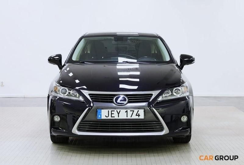 Svart Begagnad 2015 Lexus CT200h Halvkombi | 159 900 kr (Marknadspris) - Bild 1/4