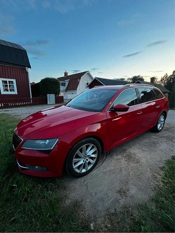 Röd Begagnad 2016 Skoda Superb Kombi | 99 000 kr (Superpris) - Bild 1/4