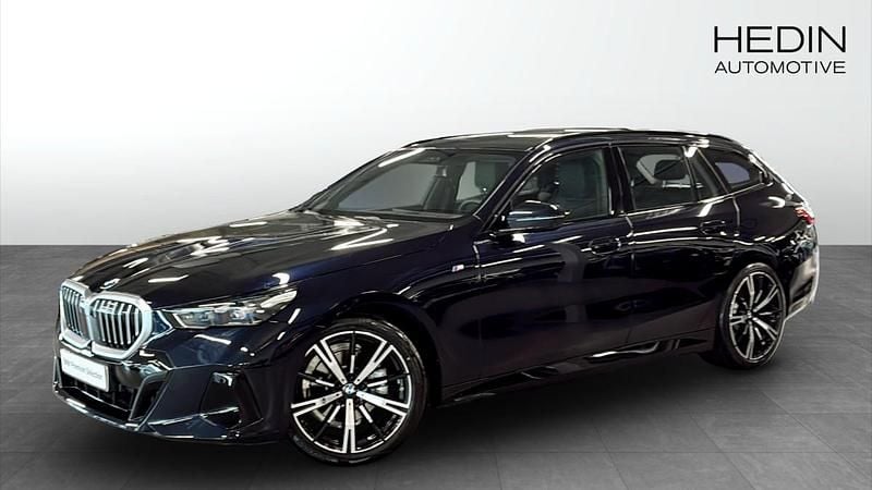 Svart (black) Begagnad 2025 BMW 520 M Sport Kombi | 626 700 kr (Dyr) - Bild 1/4