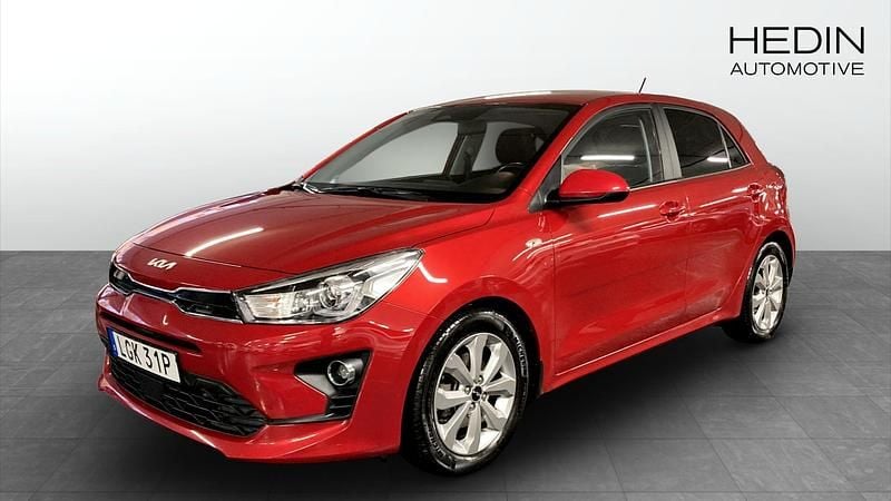 Röd (red) Begagnad 2022 Kia Rio Advance Halvkombi | 189 900 kr (Marknadspris) - Bild 1/4