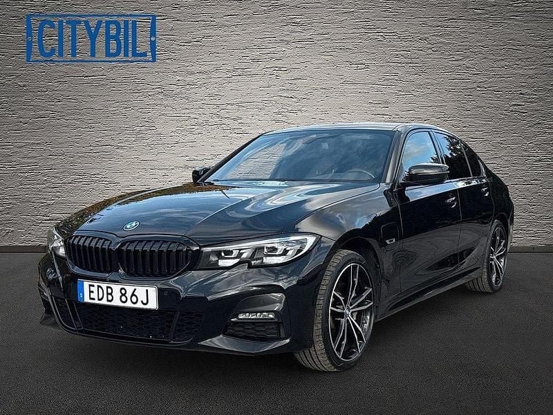Svart Begagnad 2022 BMW 330e M Sport Sedan | 339 900 kr (Superpris) - Bild 1/4