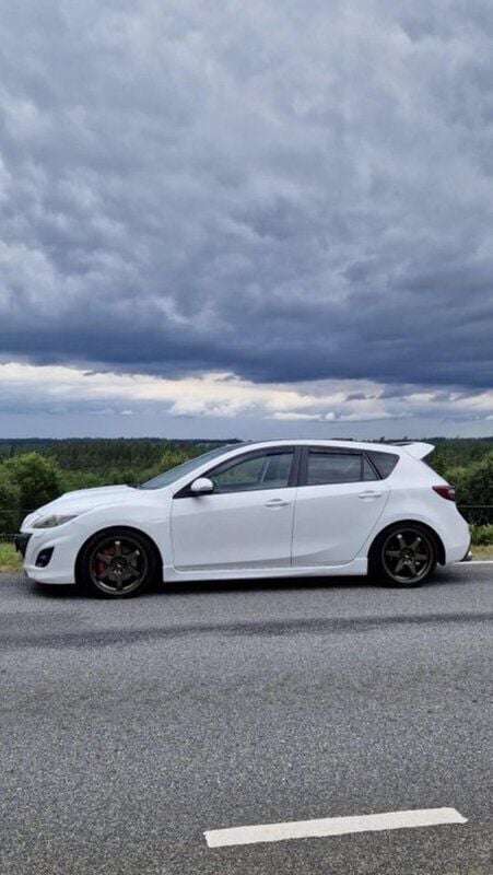 Vit Begagnad 2009 Mazda 3 Halvkombi | 95 000 kr (Lite dyr) - Bild 1/4