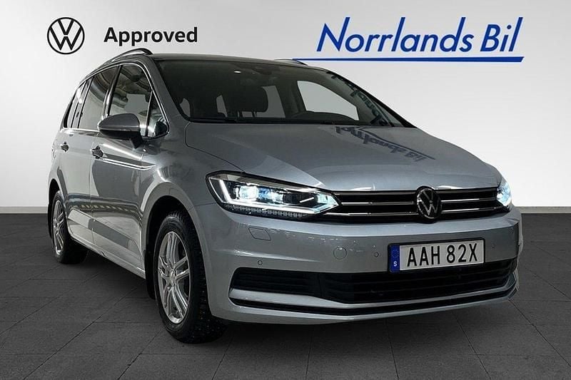 Silver (oyster silver metallic) Begagnad 2024 VW Touran Minibuss | 366 000 kr (Bra pris) - Bild 1/4