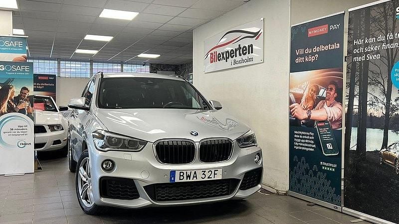 Silver Begagnad 2019 BMW X1 M Sport SUV | 229 900 kr (Marknadspris) - Bild 1/4