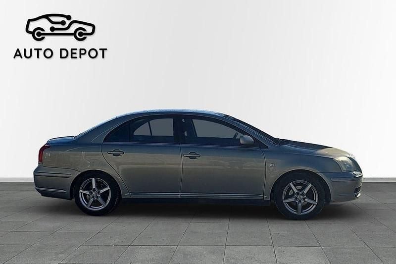 Begagnad Toyota Avensis 129 HK (94 kW) 2005 Ljusgrön Sedan