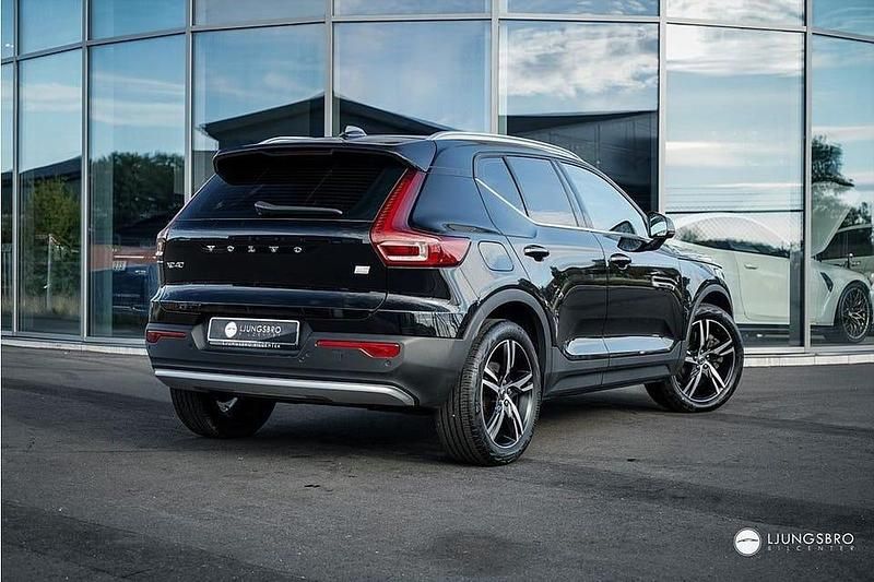 Begagnad Volvo XC40 Core 211 HK (155 kW) 2023 Svart SUV
