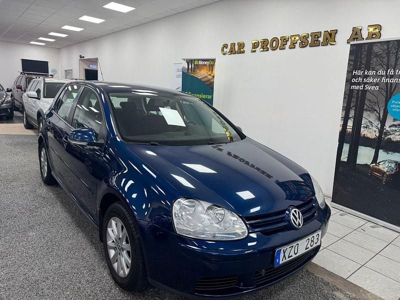 Mörkblå (blå) Begagnad 2007 VW Golf V Trendline Halvkombi | 34 900 kr (Lite dyr) - Bild 1/4
