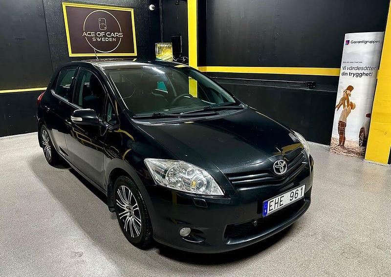 Svart Begagnad 2010 Toyota Auris Plus Halvkombi | 37 990 kr (Marknadspris) - Bild 1/4